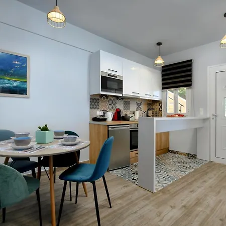Alexandra Apartment *